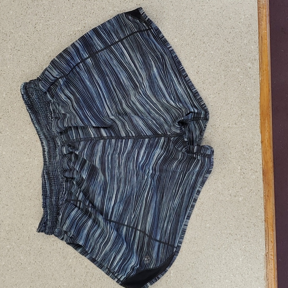 Lululemon Hotty Hot II Long 4" Shorts in Low Tide Alpine Black White. Size 6